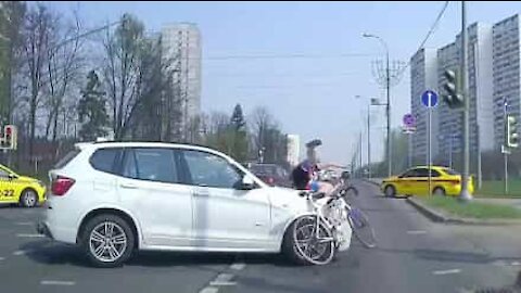 Un cycliste vole dans les airs après une violente collision