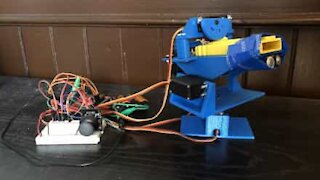 Jovem cria robot para lançar caricas