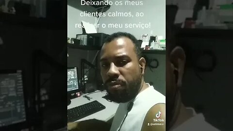 Tentando acalmar o cliente, durante o serviço. 😅🤣🤣