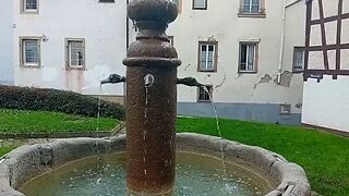 Ein Brunnen in der Altstadt von Rüdesheim und plötzlicher Sirenen-Alarm / A fountain in Ruedesheim