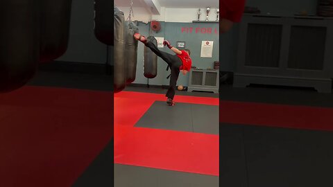 Combination kicking #martialarts #taekwondo #martialartstraining #bagwork #bagworkout