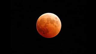 Magnifico time-lapse mostra l'eclissi lunare in Australia