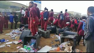 South Africa - Cape Town -S tones flying at Hector Peterson Secondary School Protest day 2 (Video) (DkT)