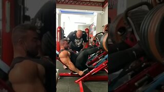 RAFAEL BRANDÃO BODYBUILDER OPEN TREINANDO PERNAS PESADO NO LEGDAY ! ELE É O FUTURO DO BRASIL