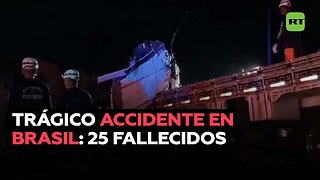 Un choque entre un camión y un autobús turístico deja 25 muertos