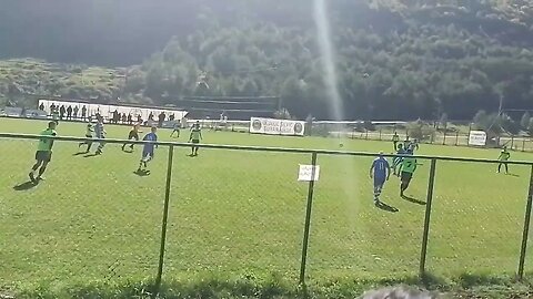 Unii cu protestele comuniste, noi cu meciul de fotbal