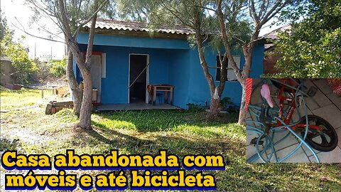 casa de veraneio abandonada com móveis e até bicicleta no litoral