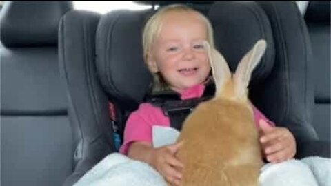 Un lapin rend une petite fille folle de joie