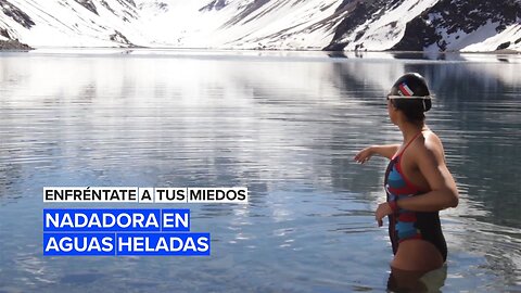 Enfréntate a tus miedos: La nadadora en aguas heladas