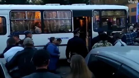 Video: Fight breaks out in the city of Omsk as police force men onto buses