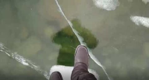 Homem se arrisca para filmar caminhada em lago congelado
