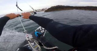 Kitesurfer laver seje tricks over farlige klipper