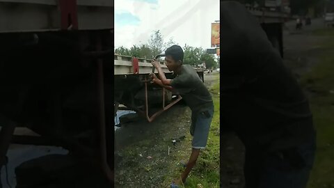 What Trailer Truck Drivers Do Before Disconnecting Head and Bed