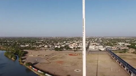 Dron de reportero mexicano graba panorámica del río Bravo en Piedras Negras, frontera México-Estados