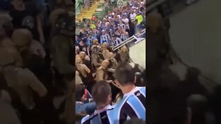 PM DE SANTA CATARINA FAZENDO CARINHO NA TORCIDA DO GRÊMIO 😅🤣😂👮👮😅🤣😂#shorts #futebol #grêmio