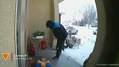 Amazon Delivery Driver Fixes Christmas Decorations Caught on Ring Camera | Doorbell Camera Video