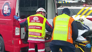 Taxi overturns on N2 in Cape Town (1)