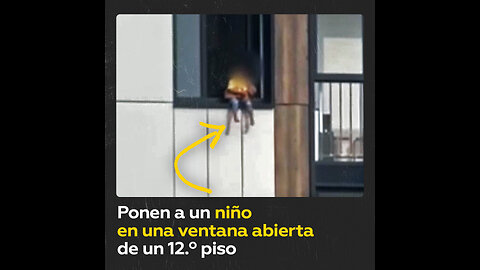 Sientan a un niño en una ventana abierta en un 12.º piso