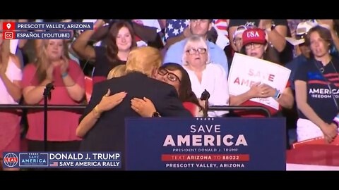 🇺🇸 Donald Trump · Emotivo momento con familia del policía caído Rick López en Arizona [CC Español]