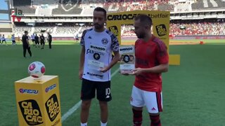 Nenê e Everton Ribeiro trocando fan tokens da Socios para o clássico