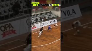 🤣 Já que o futsal não pode carrinho... vai de cabeça mesmo!