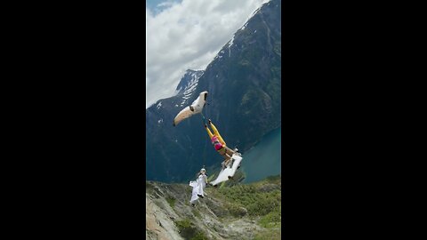 Para jump from a mountain