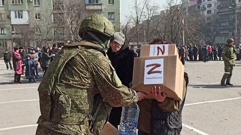 Russian & DPR Troops Delivering A Batch Of Humanitarian Aid To The People Of Mariupol