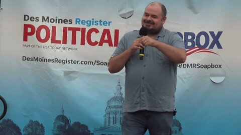 Ryan Melton speaks at the Des Moines Register Political Soapbox during the Iowa State Fair：/02