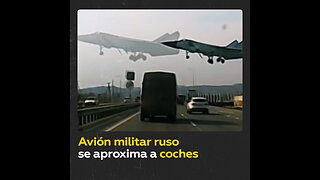 Avión supersónico ruso vuela a pocos metros de coches en una carretera