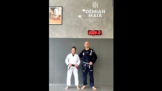 Brazilian jiu-jitsu loop guard technique with a knee bar
