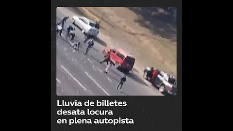 Gente desesperada por recoger billetes crea locura en plena carretera