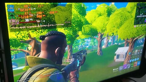 Fortnite na APU AMD A10 RX425-BB Quad Core da Maxsun + IGP Radeon R6 em 720 no mínimo.