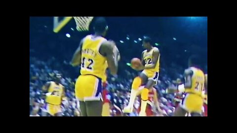 Magic Johnson Signature Move "The No-Look Pass"