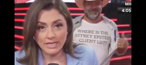 Guy trolls CNN with the best t-shirt ever...🤣🤣🤣