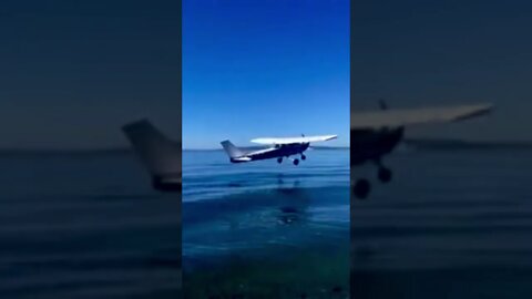 Airplane crashes into the ocean😳#shorts #crazyvideo #airplane #airplanecrash #crash