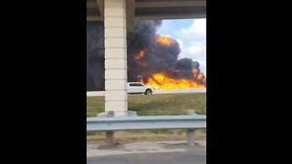 Driver captures the exact moment when the driver of the burning truck tries to escape