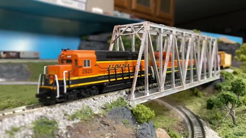 N Scale BNSF Geeps crossing the bridge on “Glacier pass”