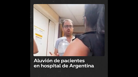 Médico discute con pacientes que llevan varias horas esperando atención