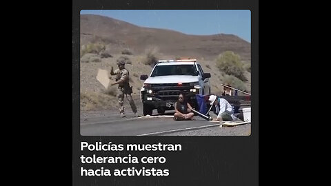 Arrestan a punta de pistola a activistas climáticos que bloquearon la autopista