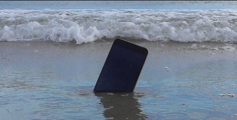 Sea, waves and smartphone