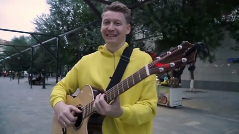 PROFESSIONAL GUITARIST PLAYS RANDOMLY FOR PEOPLE ON THE STREET | PRANKS COMPILATION