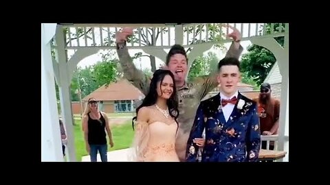Soldiers Coming Home Surprise 2022 | He came home from deployment early and surprised his wife