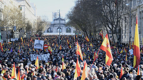 España manifestantes chocan con la policía en las calles de Madrid