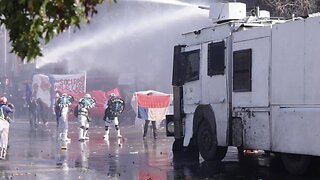 Chile: Police uses water cannons, tear gas to disperse rioters at Labour Day rally in Santiago