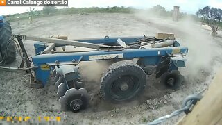 Trator arando terra seca