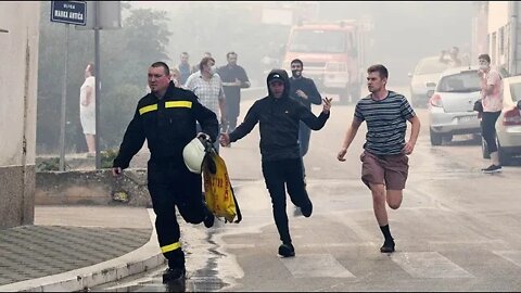 Vatra stigla do Zatona. Gori zvonik crkve