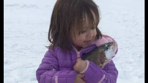 A 1º pescaria no gelo de uma menina de dois anos