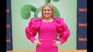 Kelly Clarkson finds co-parenting 'tough'
