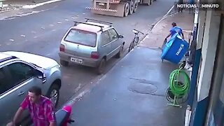 Caminhão colide dois carros e destrói loja