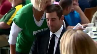 Packers fan kisses Aaron Rodgers